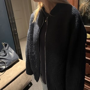 Super snygg jacka  - Säljer min super populära ”bomber” liknande jacka från Zara! Super fint skick och knappt använd! Köpt för 800kr☺️🥰storleken är M-L men passar mig som vanligtvis har storlek S, så denna sitter snyggt oversized