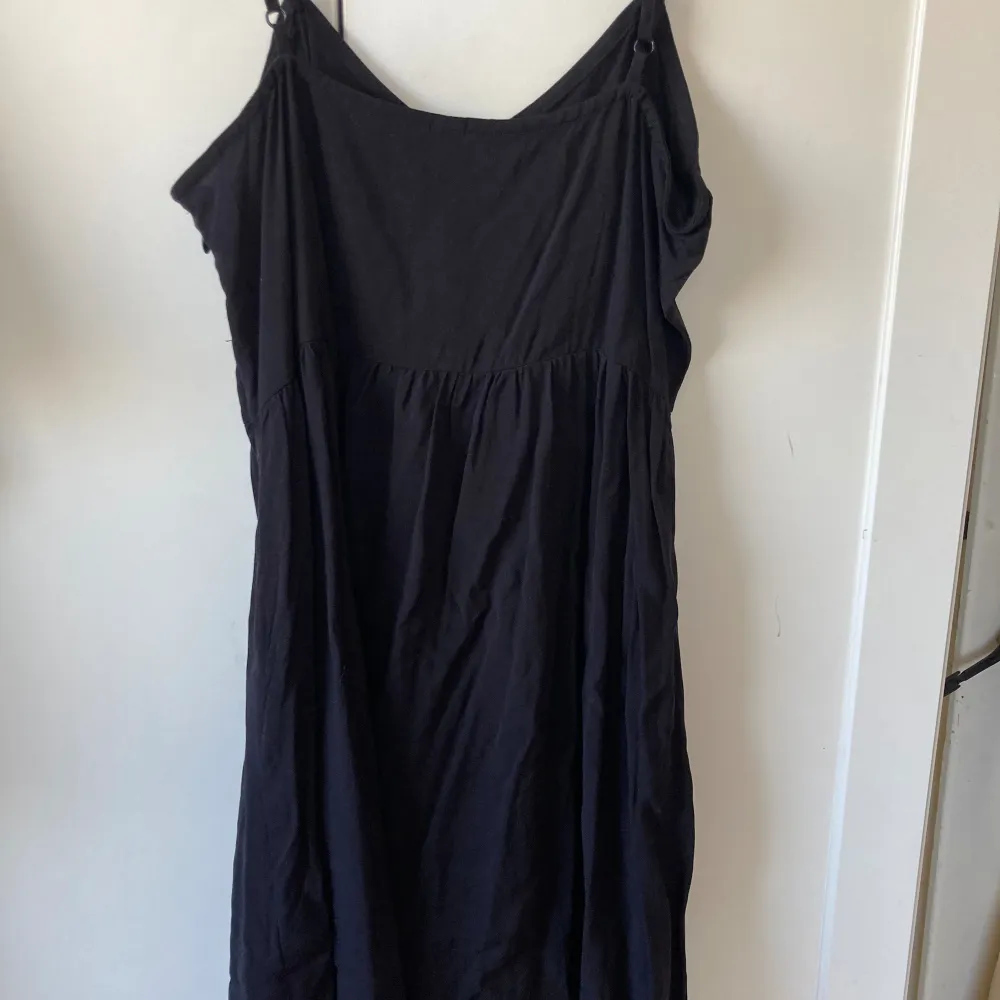 Fin svart klänning från H&M, har aldrig använt den. Klänningar.