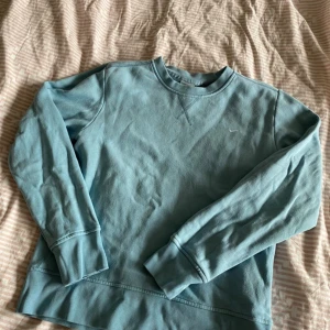 Vintage Nike sweater - Ljusblå sweater från Nike. Strl S. Har en liten fläck på armen som knappt syns