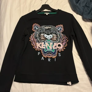 Kenzo tröja - Bra skick, nästan ny Stolen m men liten i storleken 