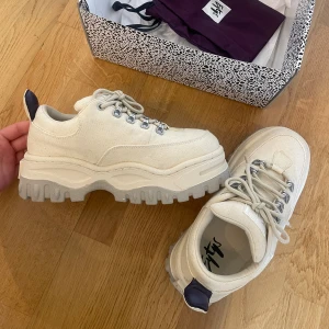 Sneakers eytys - Nästintill oanvända sneakers från märket Eytys, endast använda 1 gång för två år sedan men har inte kommit något mer till användning. Orginalpris är 1999:-. Pris kan diskuteras! Tveka inte på att skriva om vill se fler bilder eller har några frågor!