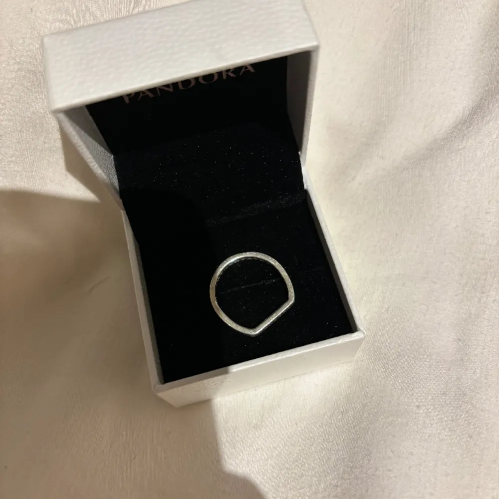Säljer en söt ring från Pandora, köpt för 499kr i silver🤍 Storlek 54, köparen står själv för eventuell fraktkostnad!🫶🏽. Accessoarer.