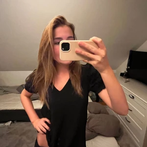 Vlus - Säljer denna superfina blus med v ringning och fina detaljer på ärmarna 🥰🥰
