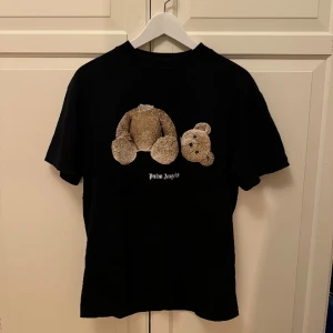 Palm Angels - Bear Print Classic - T-shorts från märket Palm Angels! Endast använd ett fåtal gånger, fint skick. Givetvis äkta!  Tar gärna emot prisförslag 