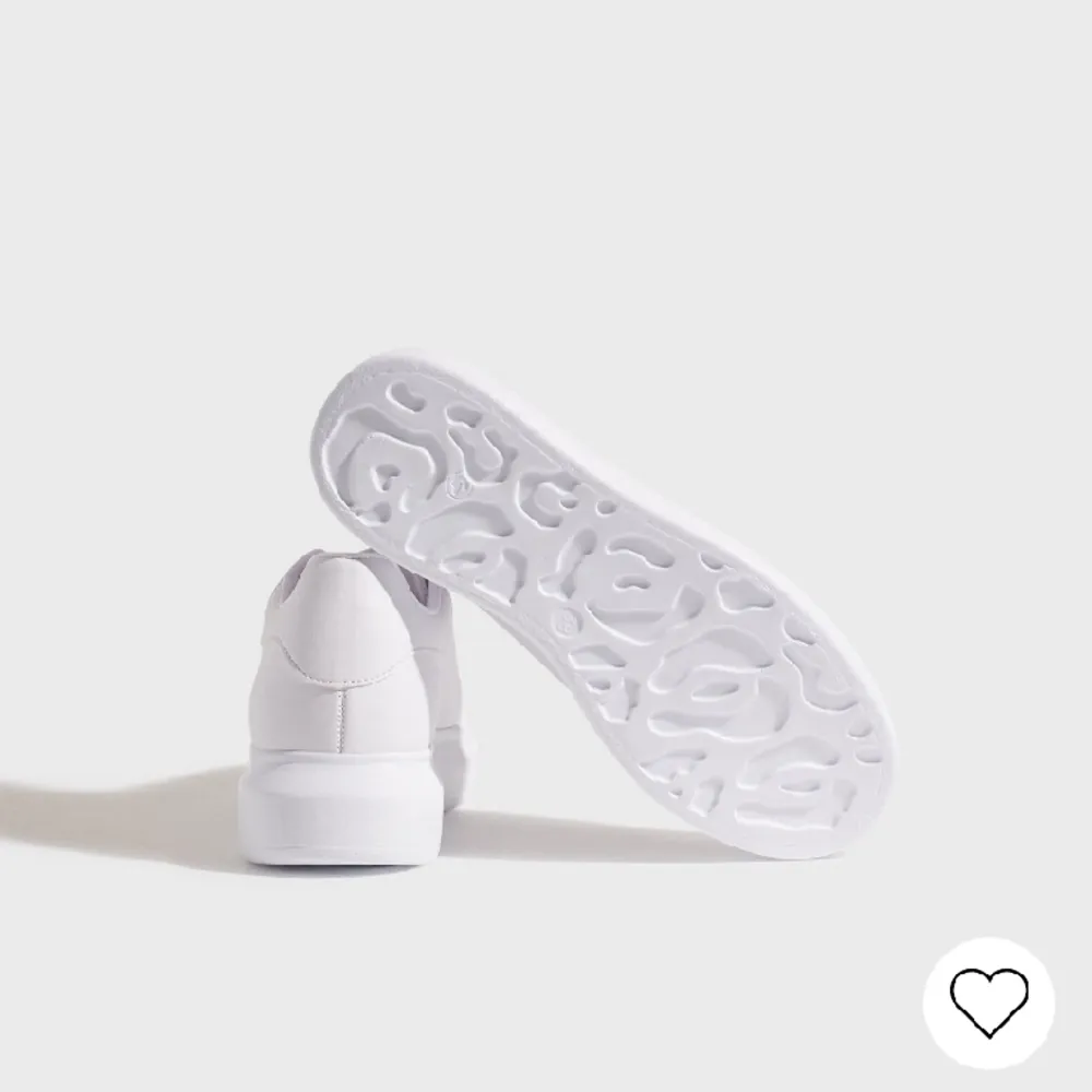 Säljer dessa vita sneakers från Nelly, använda 2 gånger och inga defekter🤗 Den sista bilden är på mina skor. Skor.