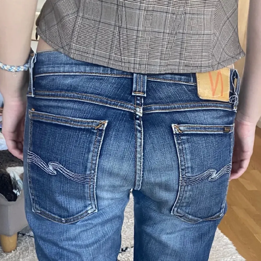 Lågmidjade jeans från Nudie, midjemåttet är 38cm och innerbenslängden är 80cm🥰. Jeans & Byxor.