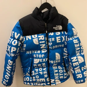 The North Face Jacka  - The North Face jacka ”Never stop exploring”. Köptes i London på JD sports 2022. Använt jackan minimalt så den är i extremt bra skick. 
