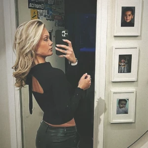 Svart tröja med öppen rygg - Superfin tröja från Zara med öppen rygg och knytning. Använd endast en gång, så i nyskick. Storlek S💓