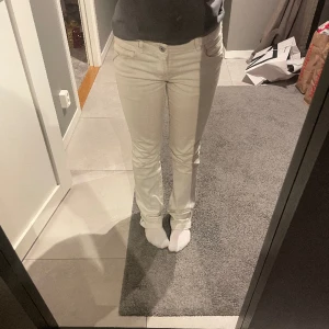Vita jeans - säljer mina vita jeans från gina i en gammal modell då de inte kommer till användning🤍De är i storlek 29, säljer de för 150kr🌟