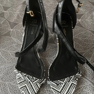 Klackar  - Näst intill oanvända. 