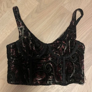Korsett topp - Slutsåld korsett topp från Urban Outfitters som endast är använd en gång. Den är i bra skick och väldigt bra kvalitet. Köpt för ca 500 kr.  Säljes pga att kupan är något för liten för mig (jag brukar ha ca stl M, 75D-70E)