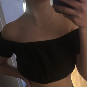 Svart off-shoulder topp - Säljer denna topp som jag använt nångång tidigare och som formar sig efter kroppen🥰