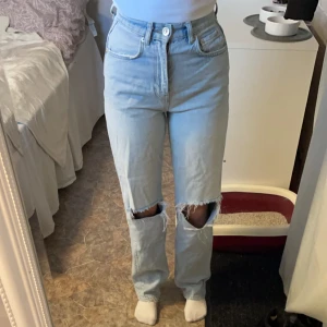 Ljusblåa jeans  - Ljusblåa högmidjade jeans från Gina