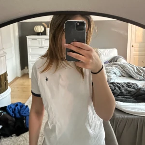 Ralph lauren t shirt - Säljer min Ralph lauren T-shirt då den är förliten, i storlek M i barnstorlek men de passar som xs 