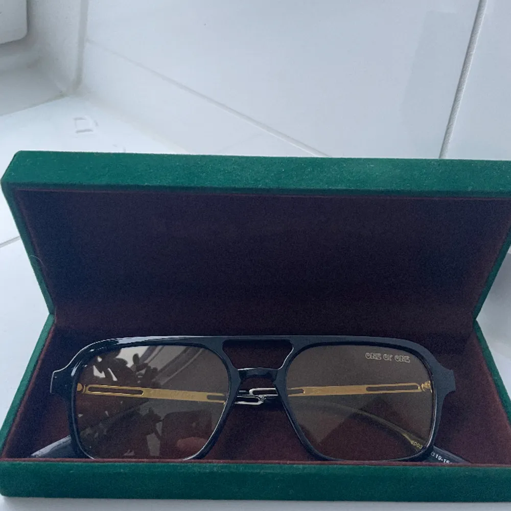 Säljer nu dessa riktigt snygg och oanvända solglasögon från One of One.  . Accessoarer.