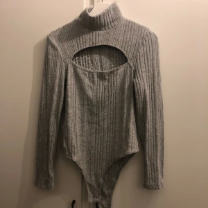 body - en super fin body men en cutout på framsidan men den är lite liten över bysten på mig, inga defekter och använd endast fåtal gånger 💗