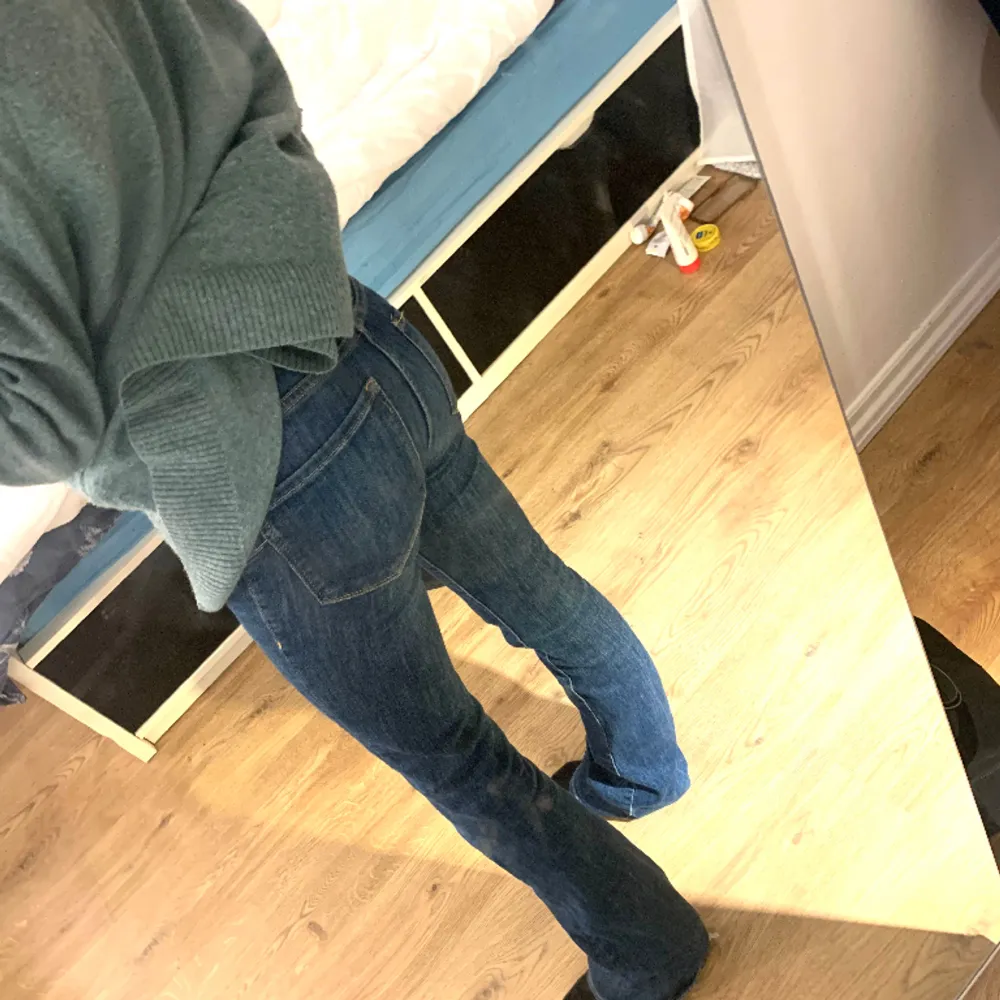 såå fina lågmidjade jeans från zara , passar ca strl 32-36 🤍 väldigt lång på mig och passar någon som är 170+ (är 160) 🥰. Jeans & Byxor.