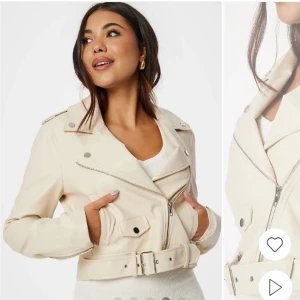 Skinnjacka vit  - Säljer nu min Allegra biker jacket från Chiara Forthi. Jackan är ny, aldrig använd med prislapp kvar. Fick den i present och har en liknande hemma därav säljer jag den nu. Nypris är 899kr, pris kan diskuteras! 