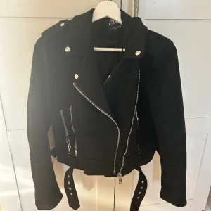 Mockajacka  - Fin mockajacka från zara knappt använd så nyskick. Stroken L men skulle mer säga M 