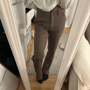 Byxor  - Beig/ bruna byxor i XS men passar mig som har XS/ S