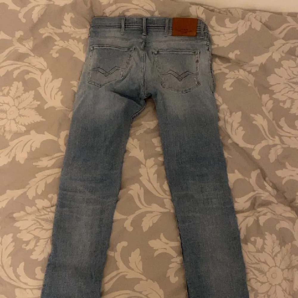 Säljer mina snygga replay anbass jeans då de är för små på mig.  Storlek 30-32. Jeans & Byxor.