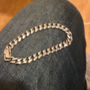 En silver armband  - En silver armband 