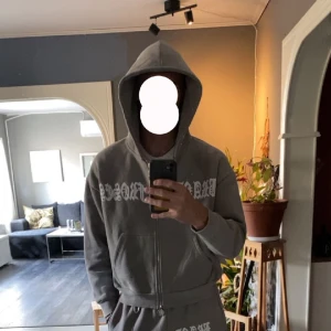 Brand of roses - Säljer nu denna sköna dress från brand of roses som är ett nystartat företag. Köptes på deras första drop och kan vara svåra att få tag på.