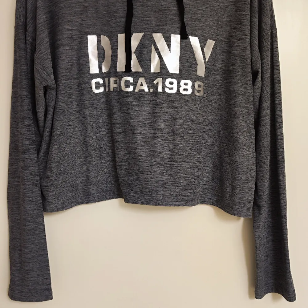 Croppad tunn huvtröja från DKNY. Stl M Nyskick, normal i storleken. Hoodies.