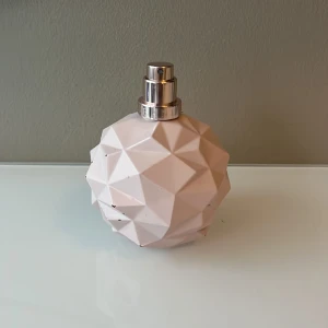 Parfym - Arians grande parfym. Den har legat i en låda fylld med grejer så det yttersta skicket är inte länge så snyggt. Men den doftar lika gott haha. Halva är kvar om inte mer. Men det billiga priset pga skicket utseendemässigt.