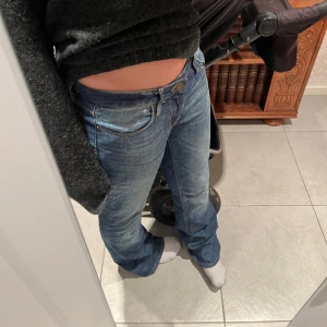 Bootcut jeans - Verkligen super fina jeans, dock är de stora i midjan därav känner jag att det är dags att sälja de❤️midjemåttet är 30, för referens så är jag ungefär 170 å dem är lite för långa❣️ pris kan diskuteras. 