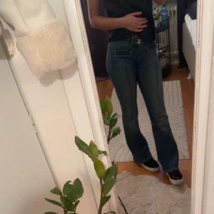 Low waist jeans - Säljer nu mina supersnygga nellyjeans som tyvärr blivit lite för små! Passar mig parfekt som är 165. Nelly loggan där bak är lite sliten (skriv för fler bilder) och dom  har fått en ljusare färg nu, men snyggare färg nu än innan! Originalpris 699 💕💕