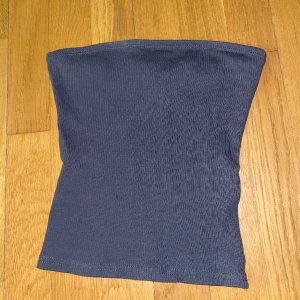 Tubtop XS - Topp utan band från H&M Använd fåtal gånger ! Tveka inte över att kontakta 🥰