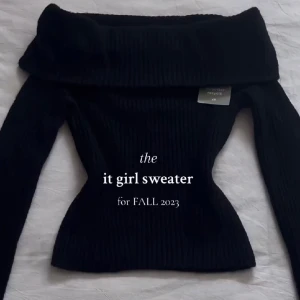 Svart stickad off shoulder - Säljer en super fin svart stickad tröja som är off shoulder, så snygg men passar inte riktigt mig därav säljs. Skicket är nytt ! 💋⚡️ Obs: ingen av bilderna är exakta jag säljer, har inga egna bilder än därav exempelbilderna. Skriv priv för egna bilder