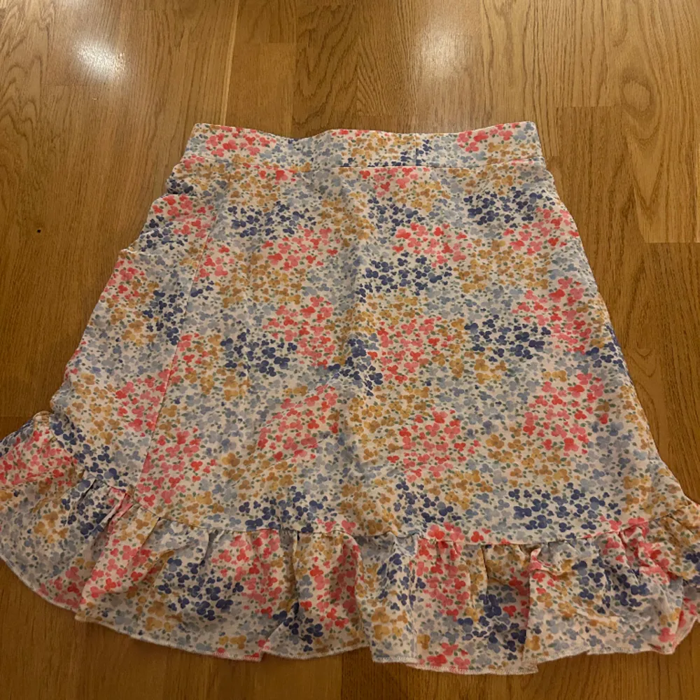 Superfin kjol från Ginatricot!! Köpt 2022 för 300 säljer för 100. Säljer pga att den inte kommer till användning 💕M är storleken, men skulle säga att den  passar även S.. Kjolar.