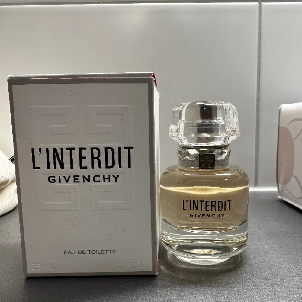 Helt oanvänd givenchy parfym i 35ml. Nypris 915kr. Pris går att diskutera vid snabb affär . Övrigt.