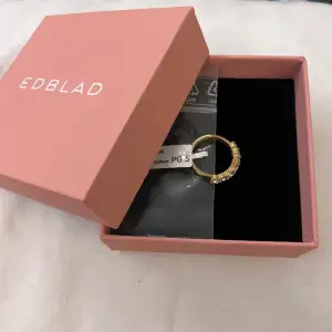 Edblad Affinity Ring Gold. Nytt skick, bara prövad och använd en gång sedan bara legat i lådan. Lappen är avtagen men finns kvar samt lådan. Storlek XS (16.0mm)
