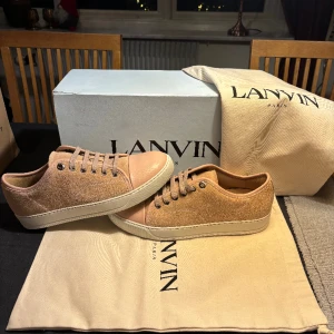 Lanvin skor - Jag säljer dessa helt OANVÄNDA Lanvins skorna. Storleken på dessa är 39 men fits 40.  Skorna kostar nypris ca 5500kr.  Hör av er vid frågor eller funderingar!😊