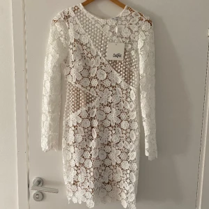 Vit studentklänning  - Vit klänning som jag bara har haft på mig när jag provat den. 