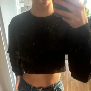 Kort topp från Bershka - Säljer denna topp som man både kan använda till vardags och till träning. Är fortfarande som ny 💗.