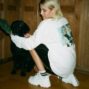 Molly Sandén merch - Det bästa kanske inte hänt än - Molly Sandén merch - Det bästa kanske inte hänt än. Den är använd och tvättad så trycket har burit ner sig men fortfarande snygg. Jag är 170 cm lång, S i toppar och M i jeans. Det går alltid att lägga prisförslag!!! 🪩🩷