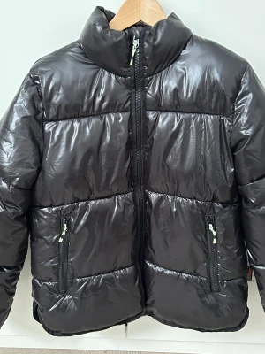 Vinterjacka  - Oanvänd H&M jacka. Strl 152
