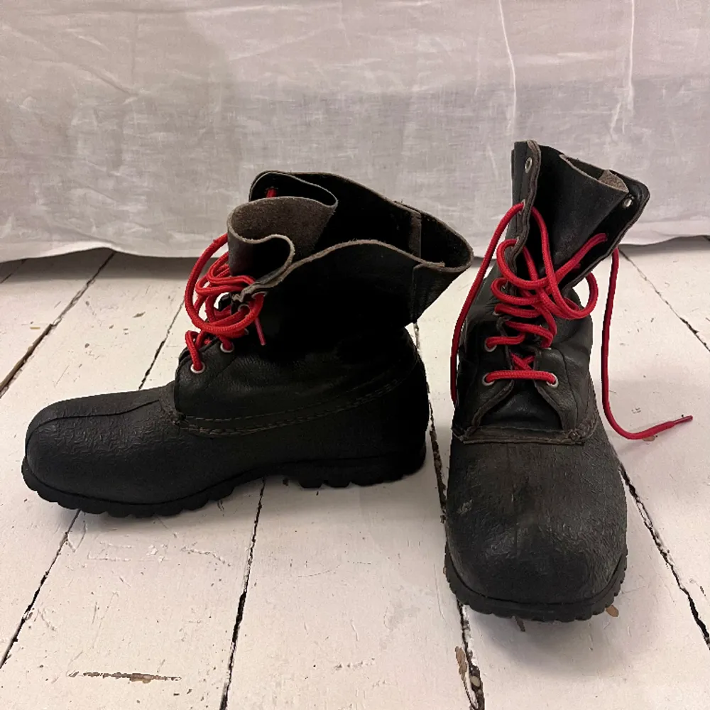 Supercoola boots i militär/combat-stil. Nederdelen är i nån slags hårdare plast(?) och skaftet i skinn. Jag har lagt i ullsulor och använt raggsockar eftersom dom inte är fodrade. Dom är ”slitna” på ett schysst sätt som ett par ingångna kängor ska va. Kengät.