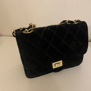 Svart guld väska - Svart väska 