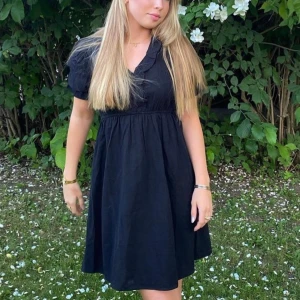 Klänning - Klänning med puffärm och volanguringning, supersöt och passar både till fest och vardags🥰nyskick 