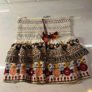 Zara kjol  - Somrig kjol från Zara! Stretchig i midjan passar s/m