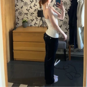 mörkblå juicy byxor - säljer mina jättefina juicy byxor då de ej kommer till användning längre💓 pris kan diskuteras, köpta för ca ett år sedan💓