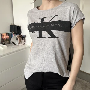 Calvin klein tshirt - En vacker Calvin klein tshirt med tryck. (Äkta)