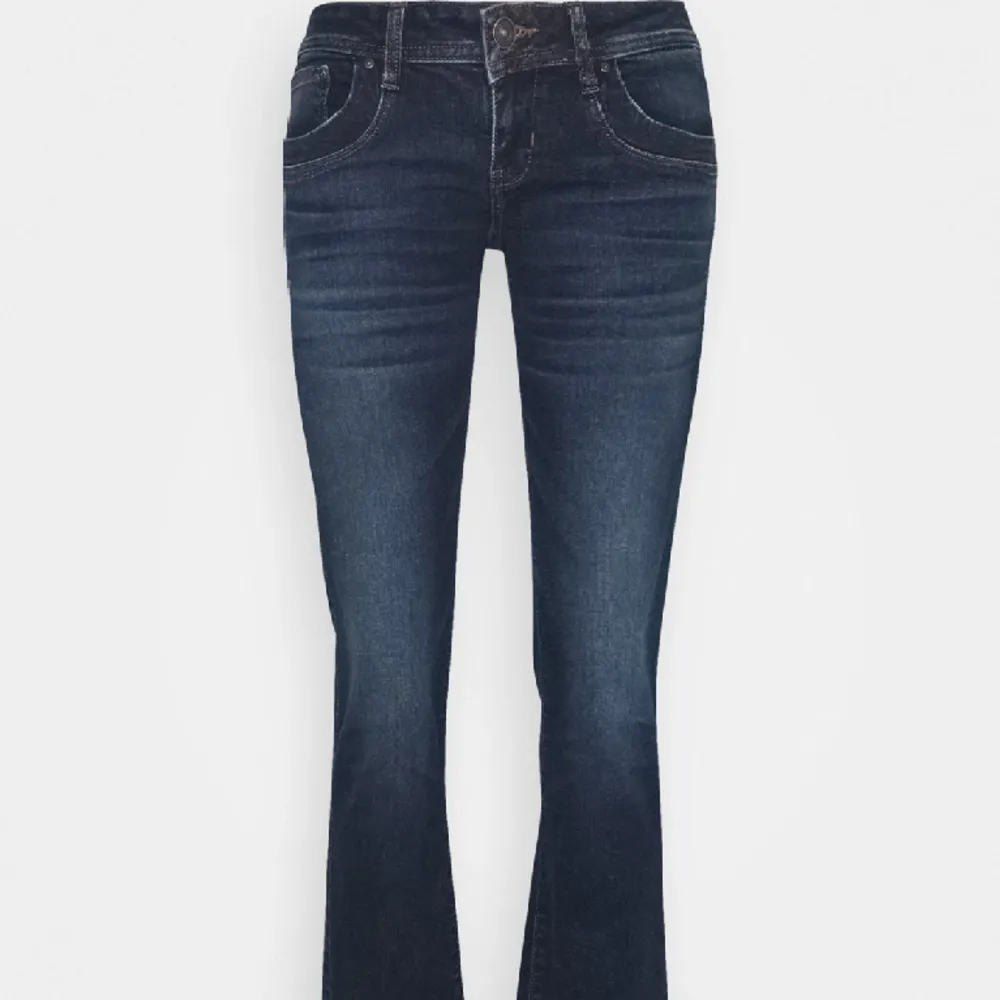 Hej, säljer mina fina Ltb jeans i modellen Valerie. Köpte här på Plick men tyvärr lite stora på mig. Skriv vid intresse❣️. Jeans & Byxor.