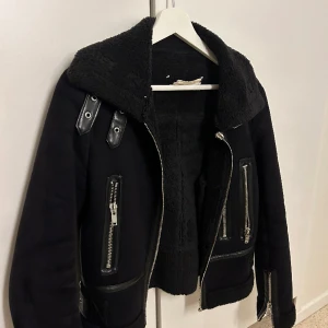 Bikerjacka  - Bikerjacka från zara, blixtlåsen fattas ett fäste så den går ej att stänga, annars superfin