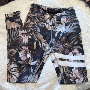 Stronger tights - Super mjuka träningstights från märket stronger. Fortfarande super fina i färg och passform, dock har stronger-loggan försvunnit lite (se i tredje bilden) och även texten på insidan (bild i PM), men utöver det är dom i utmärkt skick 🦋